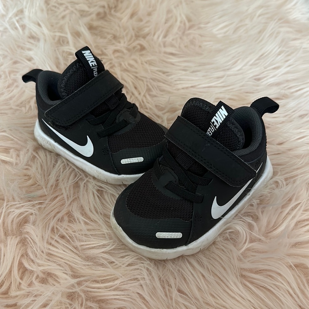 Toddler/ walker nike size 5